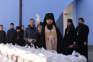 Свято-Михайлівський Золотоверхий монастир передав у зону АТО 10 000 освячених Пасок