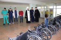 You are currently viewing Митрополит Черкаський і Чигиринський Іоан передав інвалідні коляски для поранених воїнів