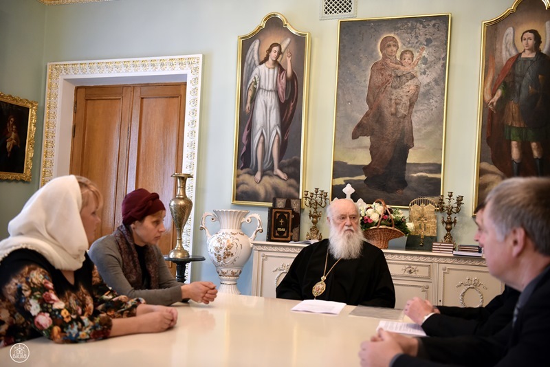 You are currently viewing Святійший Патріарх Філарет зустрівся з родинами політв’язнів Кремля