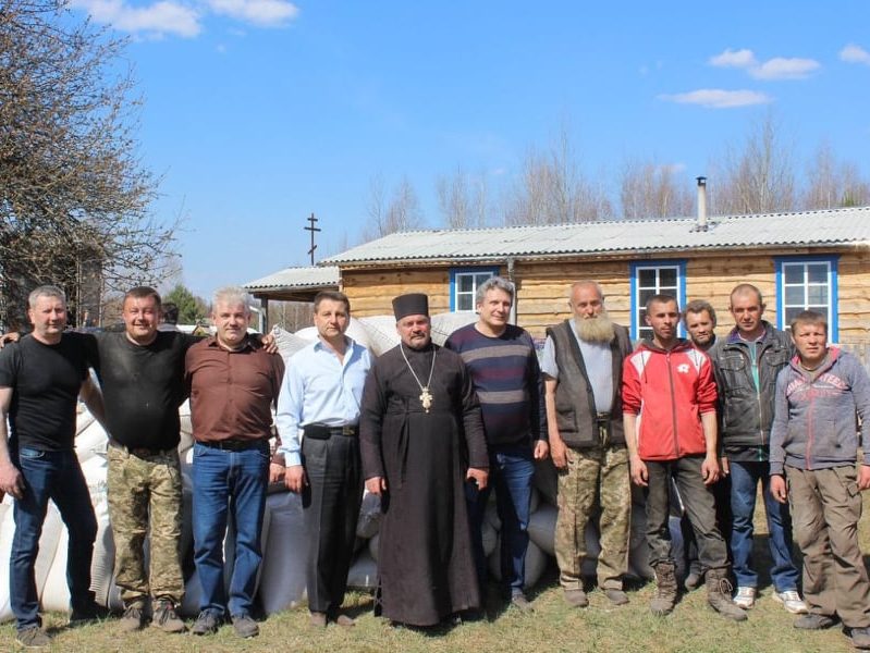 You are currently viewing Духовенство Житомирської єпархії ПЦУ надає допомогу постраждалим від пожеж