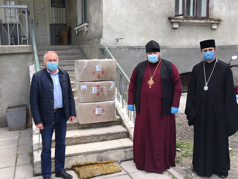 You are currently viewing Архієпископ Нестор і єпископ Варсонофій передали Почаєву допомогу від ПЦУ