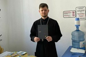 Священник з Маріуполя підтримує вимушених переселенців на Львівщині
