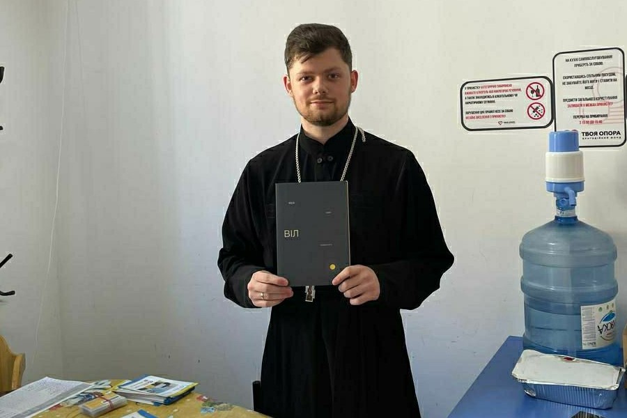 You are currently viewing Священник з Маріуполя підтримує вимушених переселенців на Львівщині