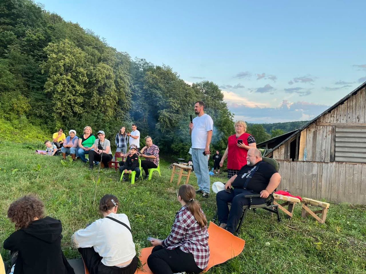 You are currently viewing Зустріч із вірянами в широких обіймах буковинської природи. Отець Василь Чебан відвідав дві громади Чернівецької області.